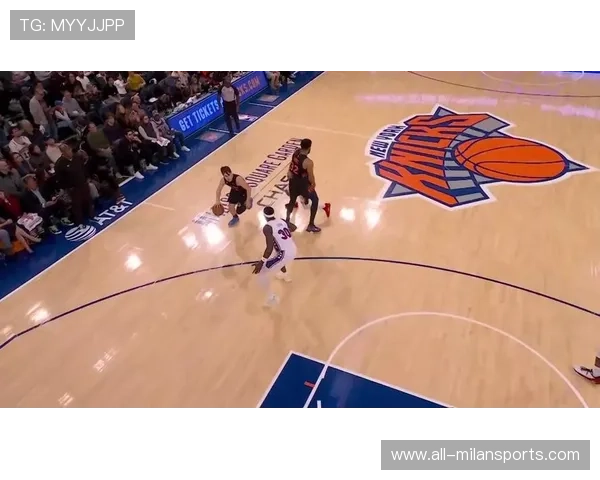 76人球员强硬防守赢得关键回合